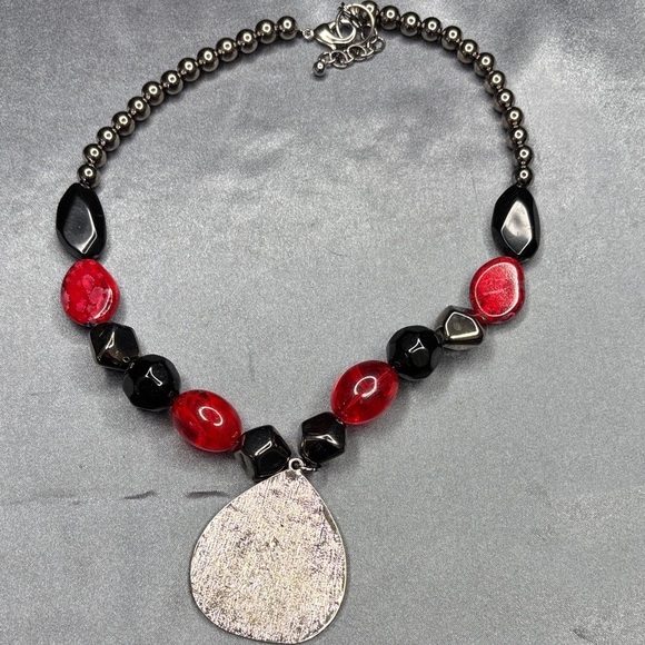Elegant Red and Black Beaded Necklace - Picture 2 of 2